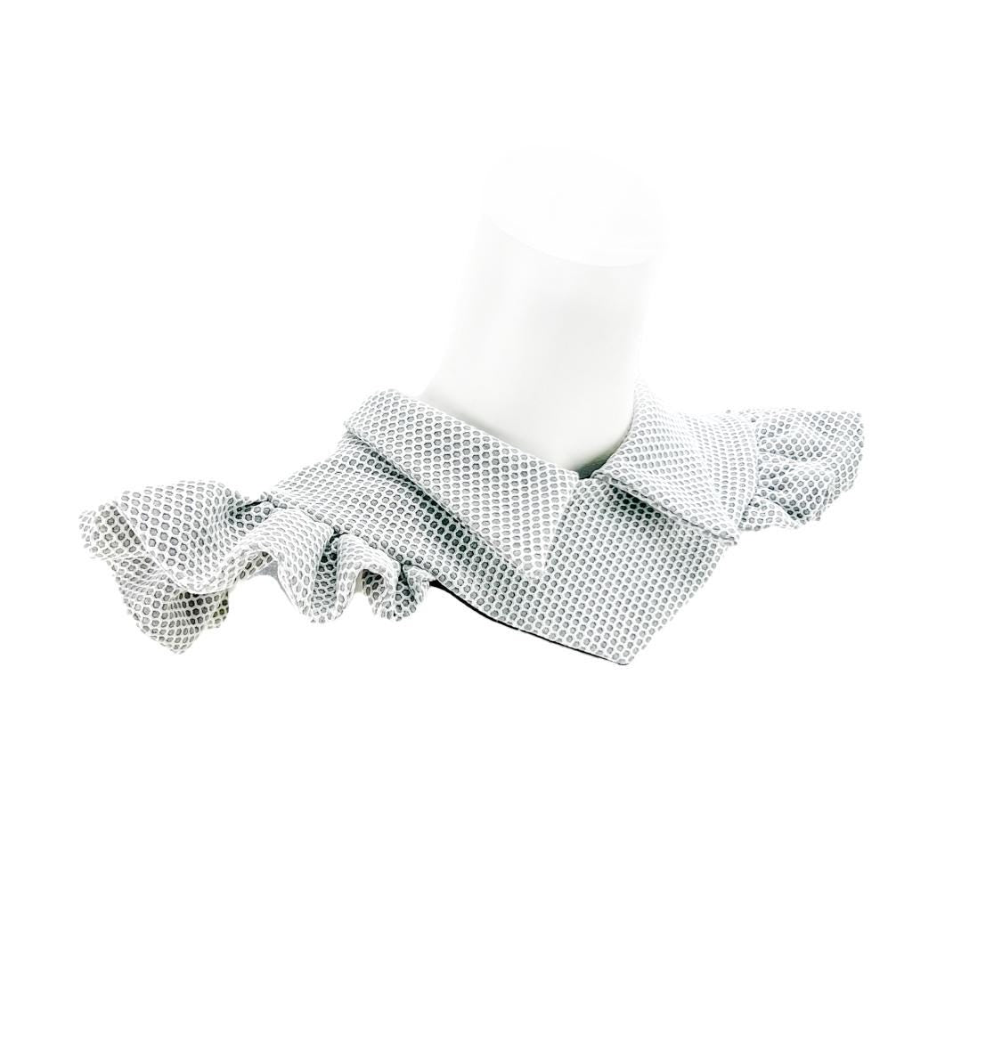 White and Gray Netting Sporty Neck Collar