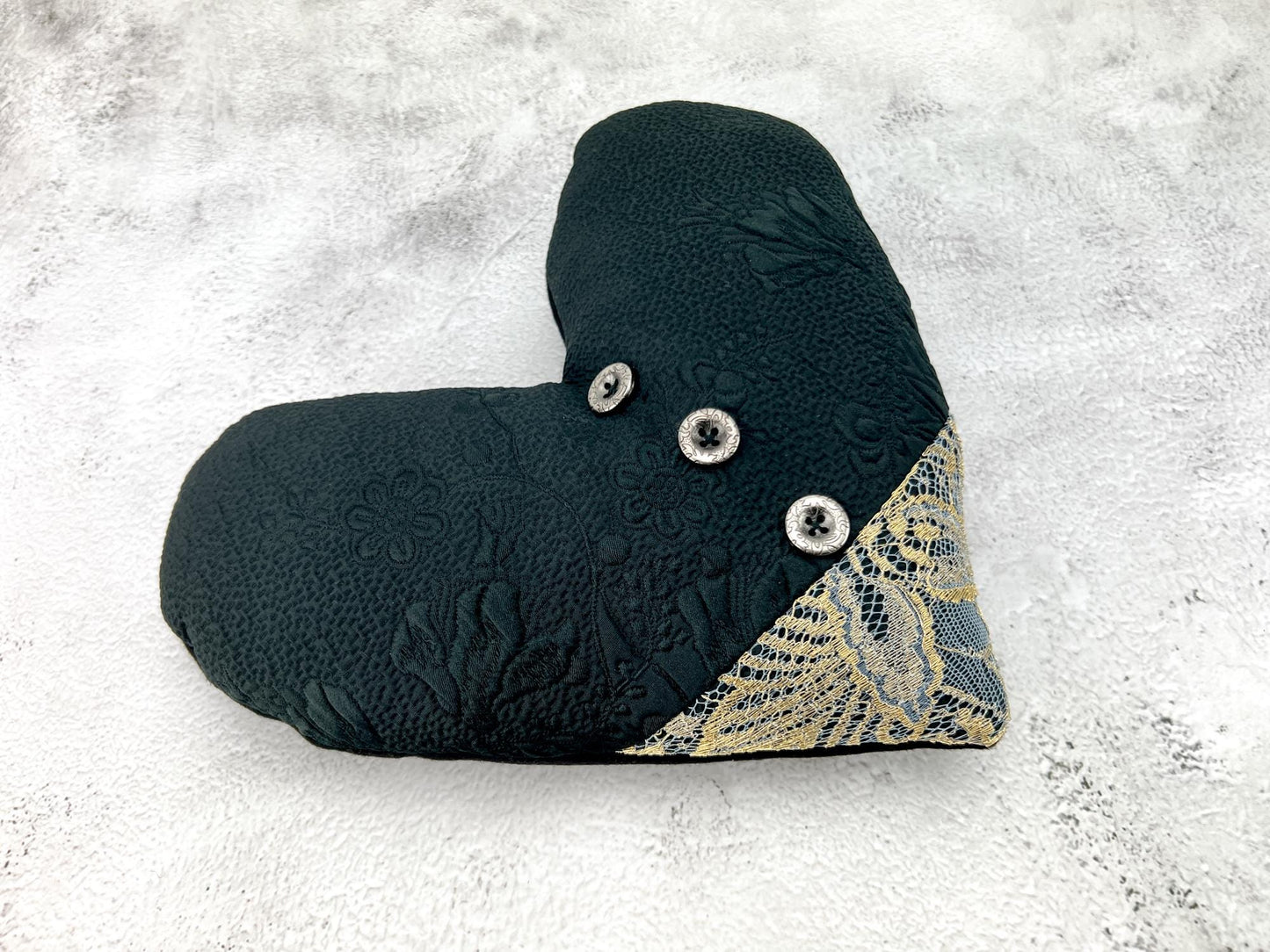 ブラックとメタリックゴールドのレースパネルのハート型枕 SPP00101 バレンタインデーギフト
