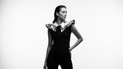 白と黒のグラフィックフローラルネックカラー